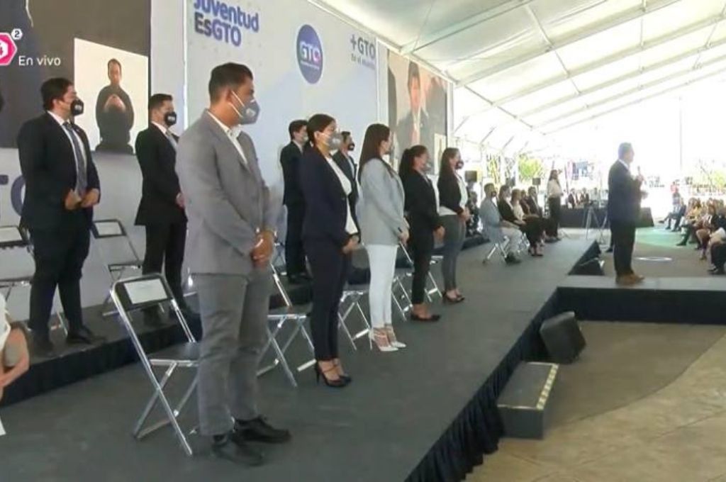 TV4 Noticias Guanajuato | Abanderan a jóvenes integrantes del programa ...