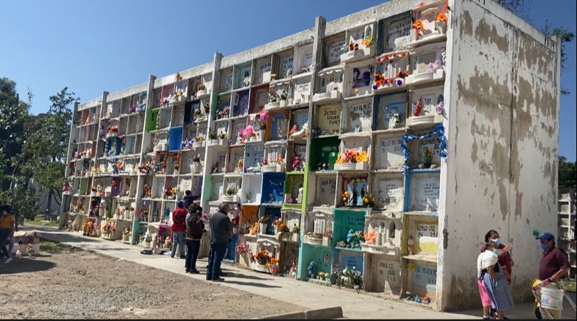 TV4 Noticias Guanajuato | Ciudadanos visitan a sus fieles difuntos