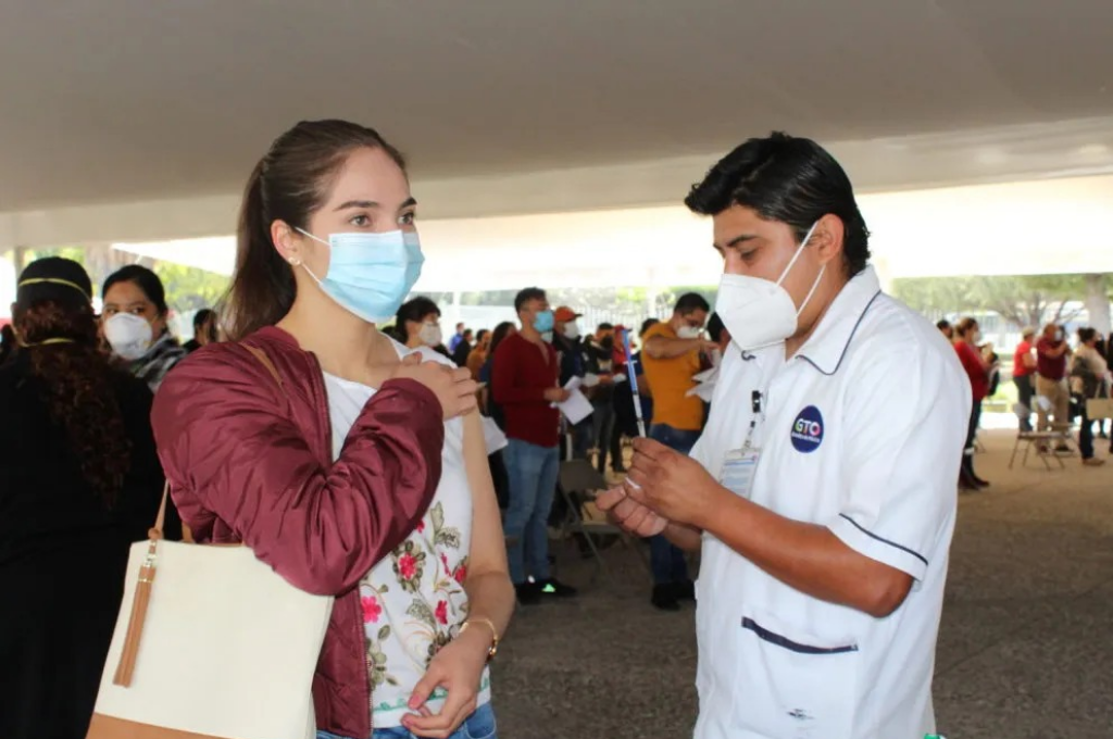TV4 Noticias Guanajuato | Responden bien maestros a aplicación de dosis ...