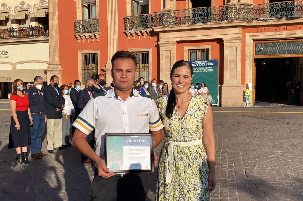 TV4 Noticias Guanajuato | Reconocen a chofer de León por auxiliar a una ...