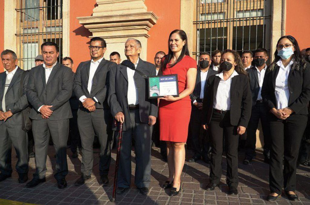 TV4 Noticias Guanajuato | Reconocen a maestro por aportación a la ...