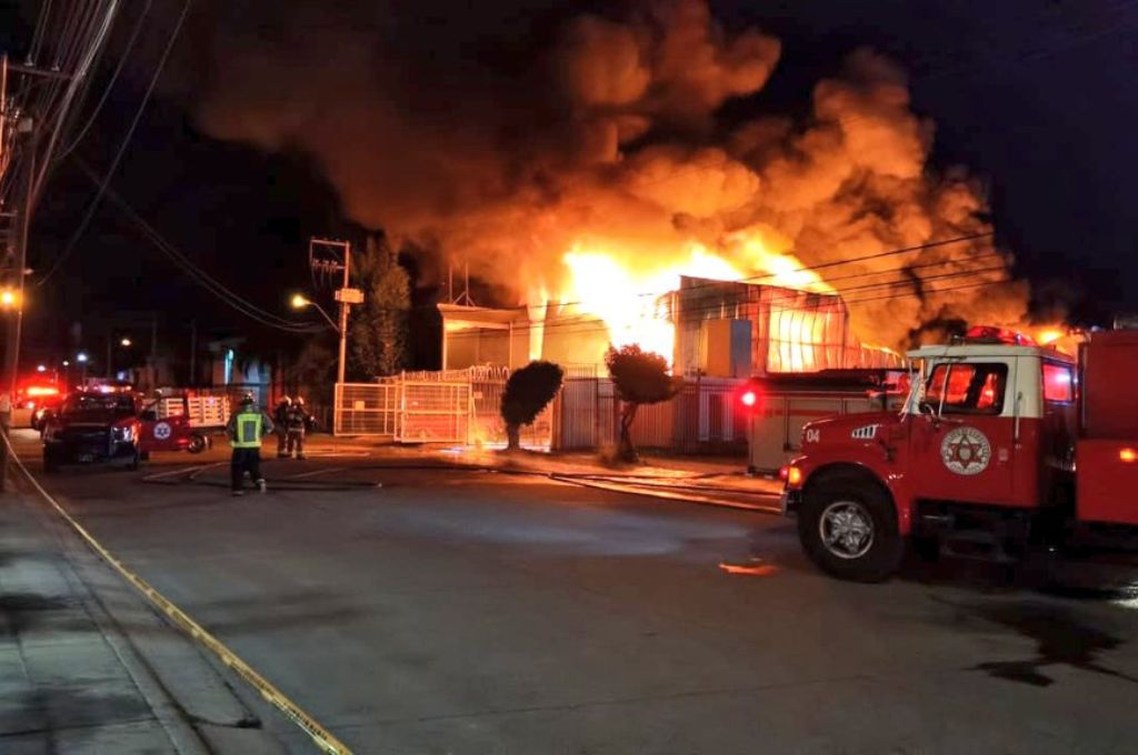 TV4 Noticias Guanajuato | Se registra fuerte incendio en nave industrial