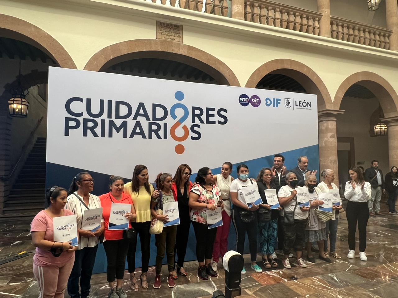 TV4 Noticias Guanajuato | Benefician a cuidadores primarios de León