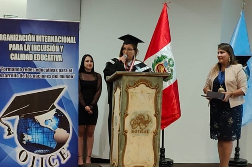 TV4 Noticias Guanajuato | Maestra UG fue doblemente galardonada en Perú