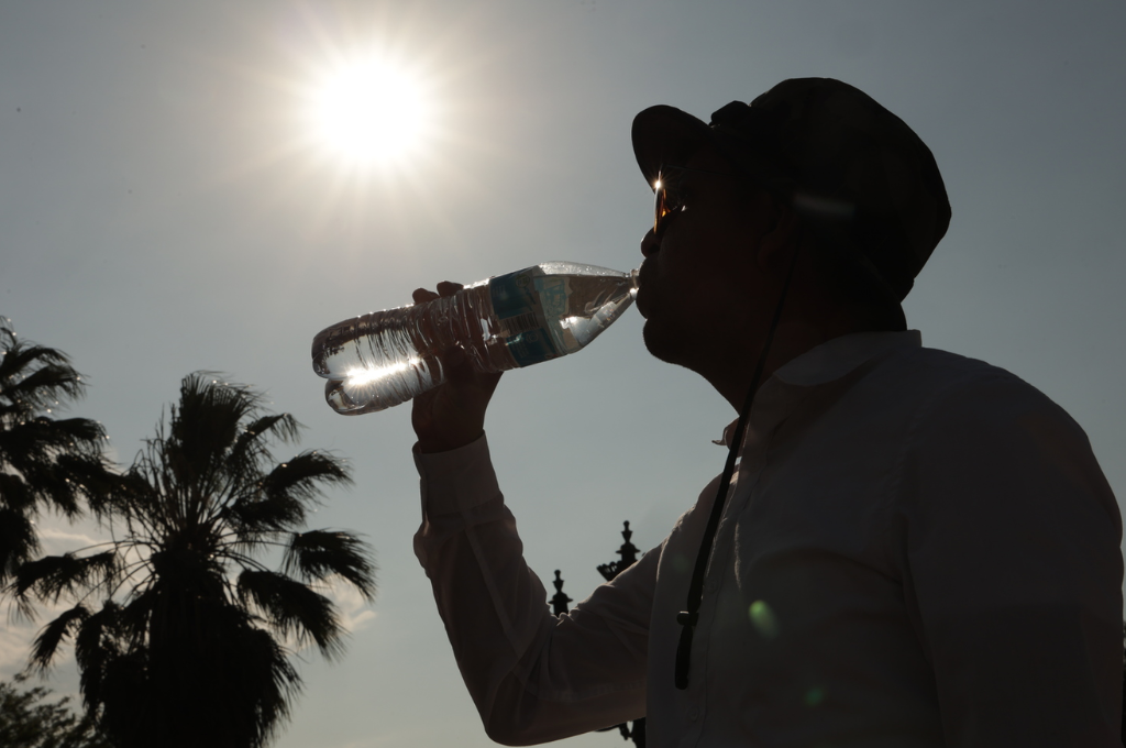 Cómo mantener el agua caliente o helada durante más tiempo con