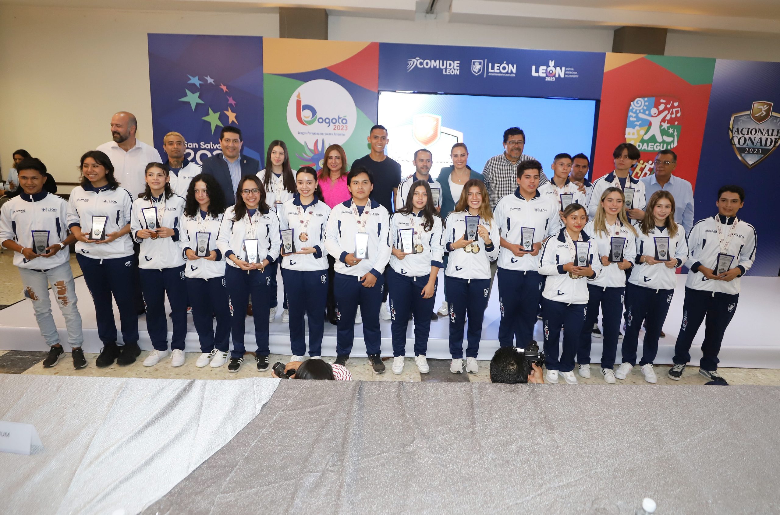 TV4 Noticias Guanajuato | Reconocen a 158 atletas leoneses por su alto ...