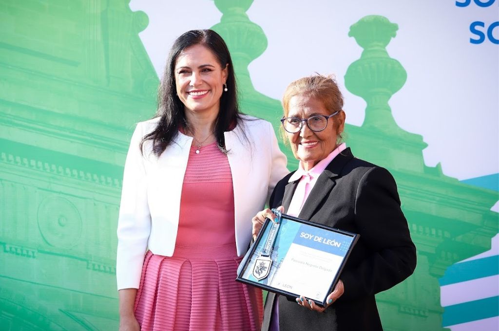 TV4 Noticias Guanajuato | Reconocen a maestra Paz Negrete por cambiar ...