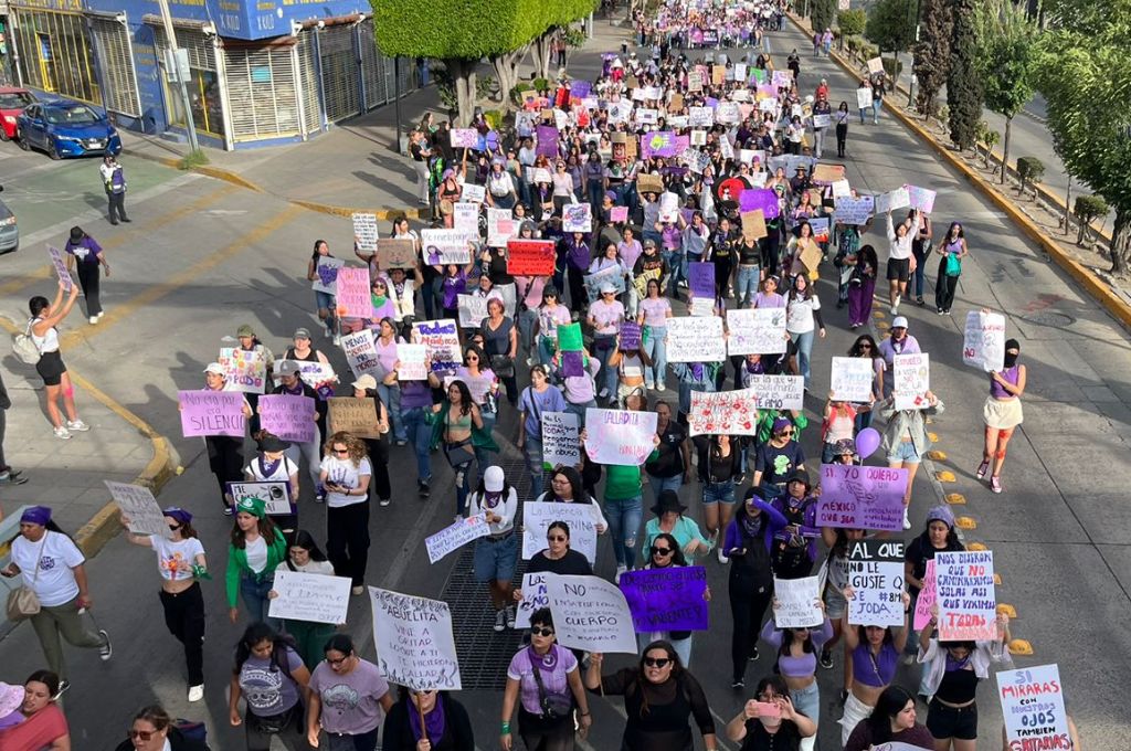 TV4 Noticias Guanajuato | Marchan miles de mujeres en León por el 8M