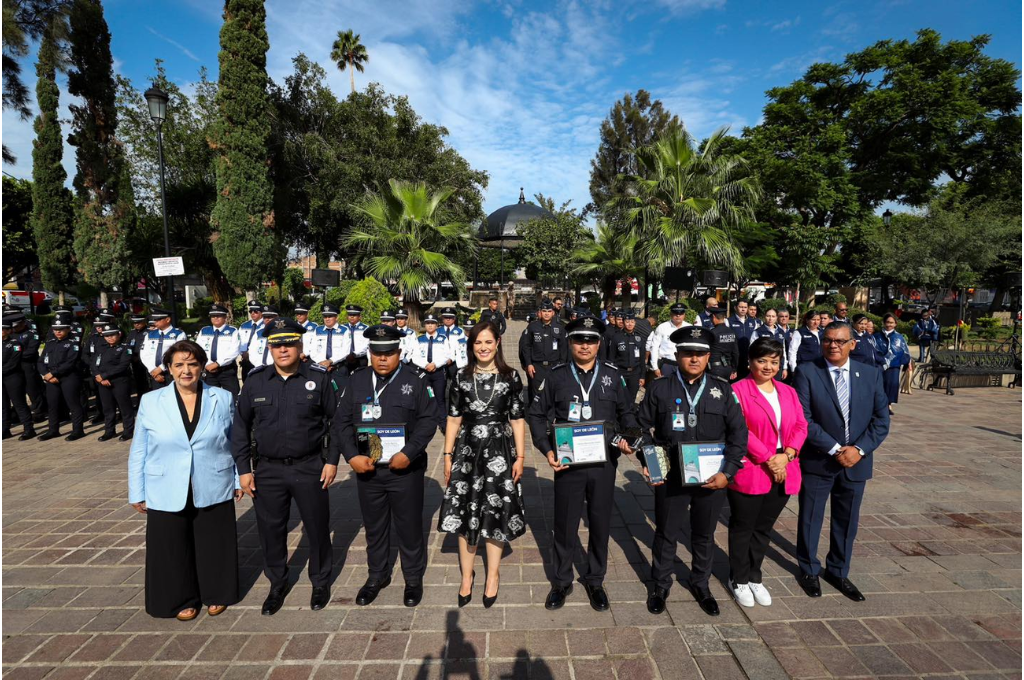TV4 Noticias Guanajuato | Reconocen a 3 policías por trayectoria y ...
