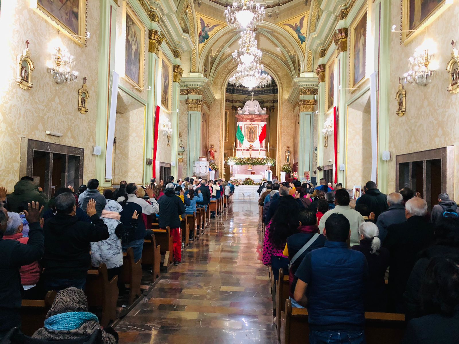 TV4 Noticias Guanajuato | Visitan leoneses con fe a la Virgen de Guadalupe